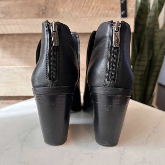 VINCE CAMUTO | Gigietta Bootie - Picture 5 of 9